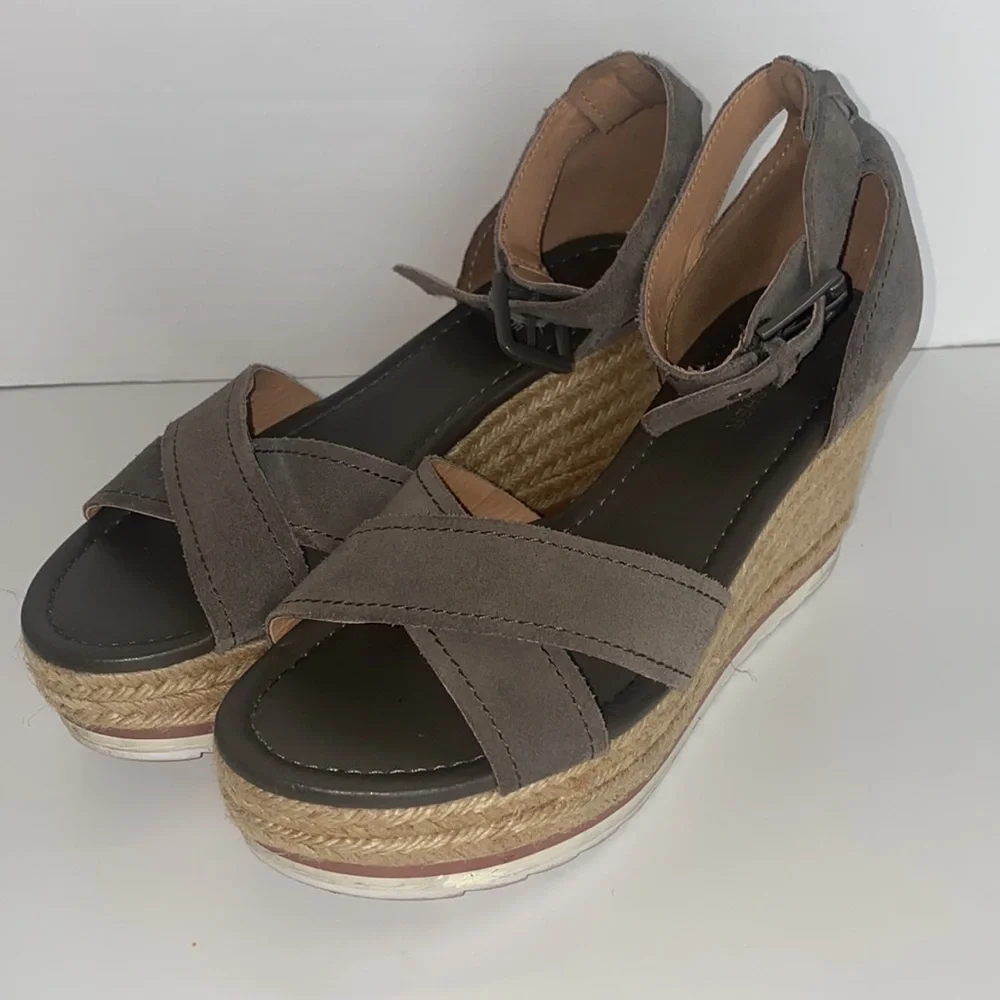 Marc Fisher Zulika wedge olive green size 9.5